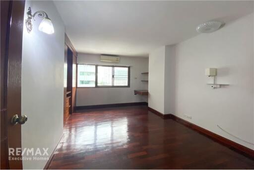 Homey Pet-Friendly Low-Rise Apartment with 3 Bedrooms in Sukhumvit 15, Close to NIST