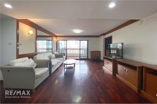 Homey Pet-Friendly Low-Rise Apartment with 3 Bedrooms in Sukhumvit 15, Close to NIST