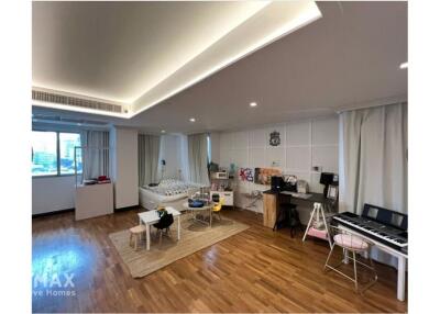 Pet Friendly 4 Bedroom Condo with Big Balcony and Lovely Decor in Asoke