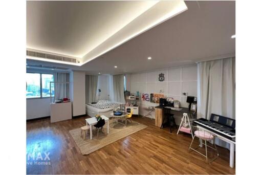 Pet Friendly 4 Bedroom Condo with Big Balcony and Lovely Decor in Asoke