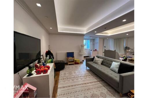 Pet Friendly 4 Bedroom Condo with Big Balcony and Lovely Decor in Asoke