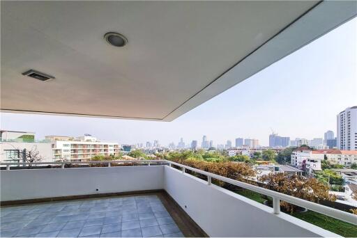 For Rent Stunning 4 Bedrooms with Big-Balcny on high floor at  La Cascade Ekkamai Soi 10