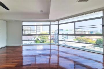 For Rent Stunning 4 Bedrooms with Big-Balcny on high floor at  La Cascade Ekkamai Soi 10