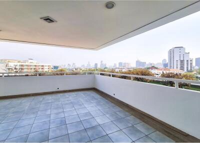 For Rent Stunning 4 Bedrooms with Big-Balcny on high floor at  La Cascade Ekkamai Soi 10