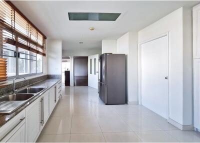 For Rent Stunning 4 Bedrooms with Big-Balcny on high floor at  La Cascade Ekkamai Soi 10