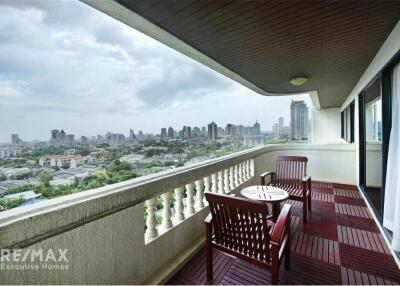 For Rent : Large 4-bedroom City Retreat located in the center of Bangkok