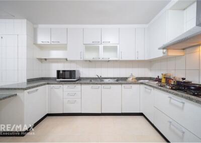 3 Bed Condo for Rent near BTS Prompong