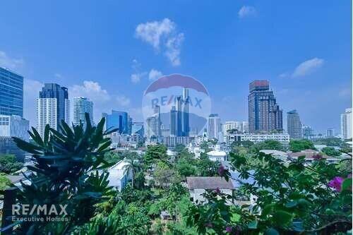 Spacious Renovated 3BR Condo near BTS Ekkamai - Unfurnished Unit at Regent on the Park 2