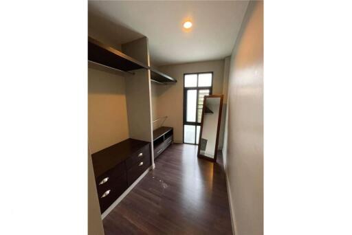 For Rent Pet friendly  newly renoavted 2 Bedrooms apartment in Phrom Phong