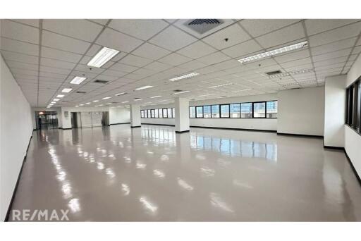 Modern Office Space for Rent Near BTS Ekkamai
