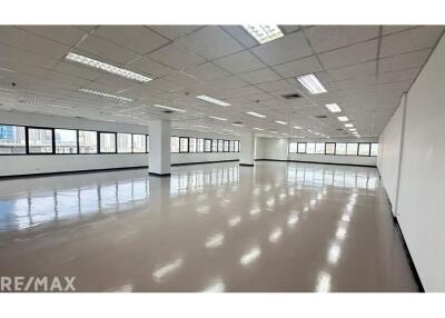 Modern Office Space for Rent Near BTS Ekkamai