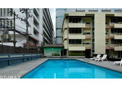 Pet-Friendly 2-Bedroom Condo for Rent in Asoke - Fully Furnished & Convenient Location