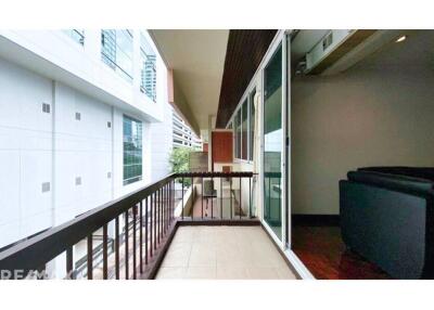 Pet-Friendly 2-Bedroom Condo for Rent in Asoke - Fully Furnished & Convenient Location