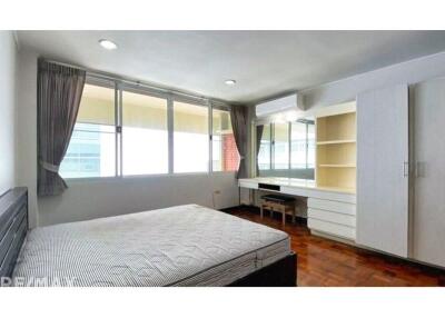 Pet-Friendly 2-Bedroom Condo for Rent in Asoke - Fully Furnished & Convenient Location