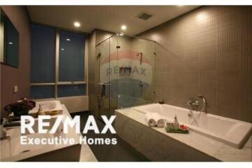 Promotion Price  3+1 Bedrooms with Balcony / For Rent / in Thonglor