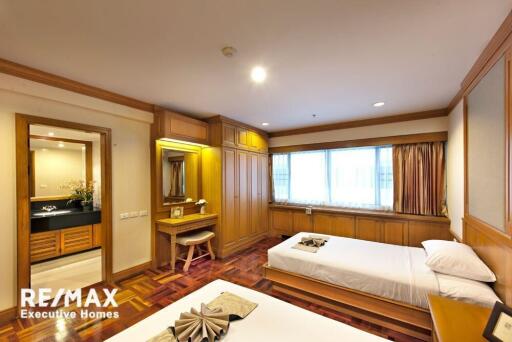 Duplex 6 Bedrooms / For Rent /   Promphong BTS