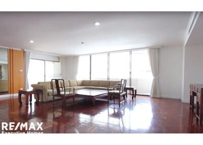 Large balcony 4 beds / For Rent / Asoke area