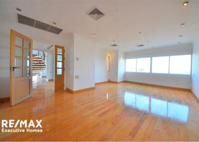 Beautiful Penthouse in Saichol Mansion For Sale