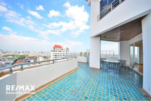 Beautiful Penthouse in Saichol Mansion For Sale