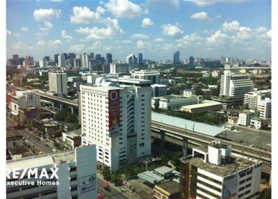 Office For Rent at Charn Issara Tower 2, Location Ekkamai and Thonglo