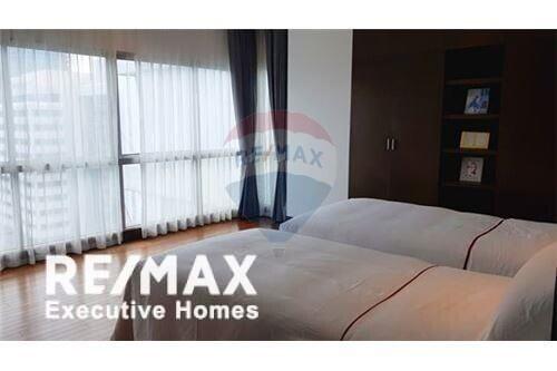 Apartment 3 Bedrooms For Rent BTS Ploenchit