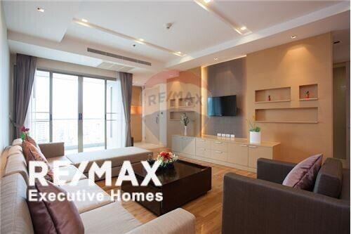 Apartment 3 Bedrooms / For Rent /  Promphong area