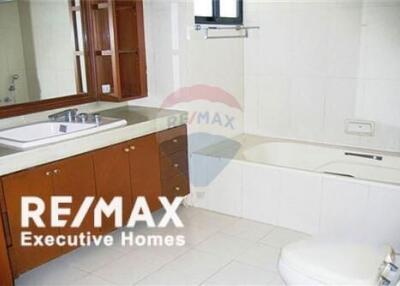 Apartment Spacious 3 Bedrooms in Prime Asoke