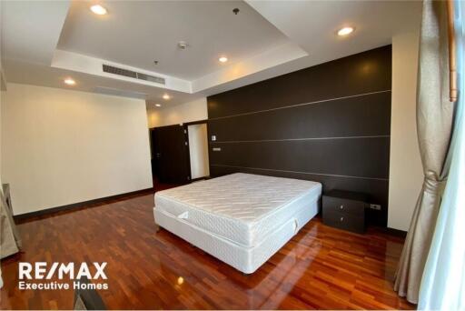 For rent pet friendly apartment 3 bedrooms Sukhumvit 19 BTS Asoke station