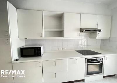 Big bright unit with full kitchen in Langsuan