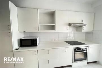 Big bright unit with full kitchen in Langsuan