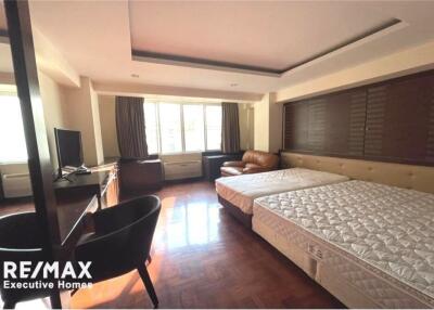 Lowest price unit in sukhumvit 24 near Emporium