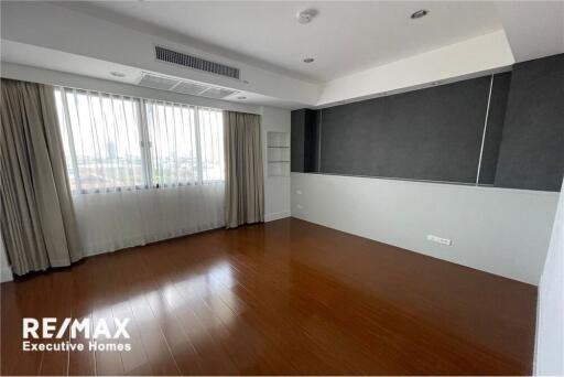 Spacious newly renovated unit with maid