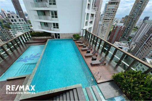 Spacious unit with private balconies in Langsuan