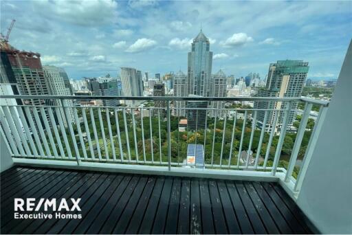 Spacious unit with private balconies in Langsuan