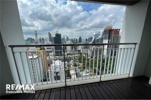 Spacious unit with private balconies in Langsuan