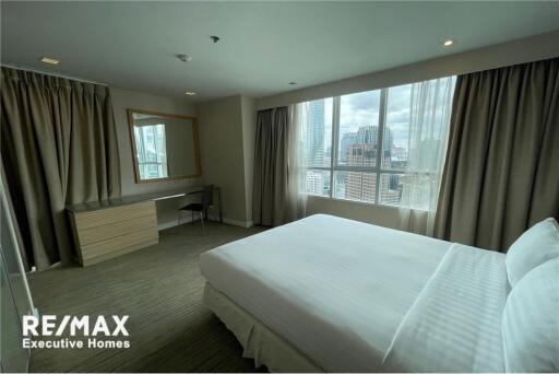 Spacious unit with private balconies in Langsuan