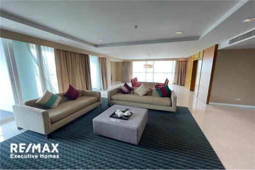 Spacious unit with private balconies in Langsuan