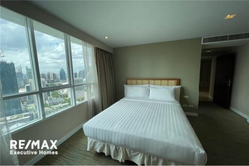 Spacious unit with private balconies in Langsuan