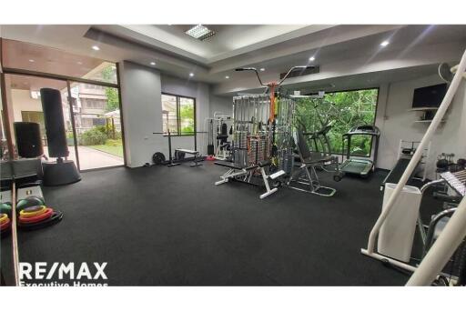 Spacious pet friendly unit in sukhumvit 20