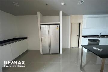 Luxury apartment in Sukhumvit 39 cat friendly