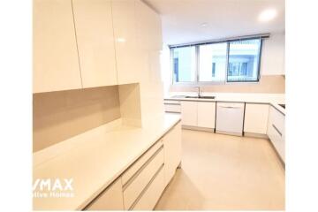 For rent pet friendly apartment 3 bedrooms in Sukhumvit 23 BTS Asoke MRT Sukhumvit