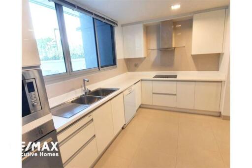 For rent pet friendly apartment 3 bedrooms in Sukhumvit 23 BTS Asoke MRT Sukhumvit