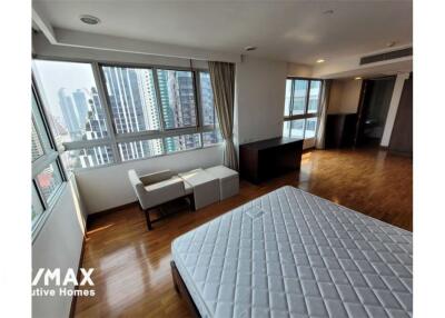 For rent pet friendly apartment 3+1 bedrooms in Sukhumvit 23 BTS Asoke MRT Sukhumvit