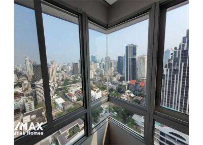 For rent pet friendly apartment 3+1 bedrooms in Sukhumvit 23 BTS Asoke MRT Sukhumvit