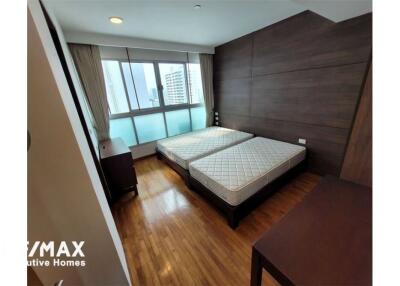 For rent pet friendly apartment 3+1 bedrooms in Sukhumvit 23 BTS Asoke MRT Sukhumvit