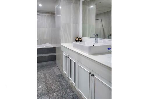 Renovated 4 bedroom apartment Sukhumvit 20