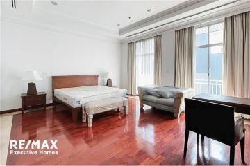 For rent penthouse 4 bedrooms top floor in Sukhumvit 2 BTS Ploenchit.