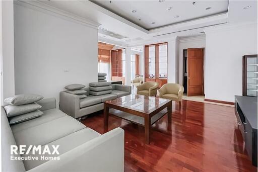 For rent penthouse 4 bedrooms top floor in Sukhumvit 2 BTS Ploenchit.