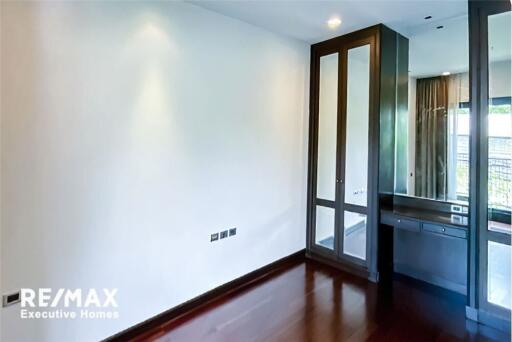 For rent: Pet-friendly apartment with 4+1 bedrooms located in Sukhumvit 31 near BTS Phrom Phong.