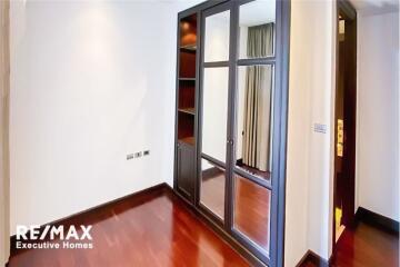 For rent: Pet-friendly apartment with 4+1 bedrooms located in Sukhumvit 31 near BTS Phrom Phong.